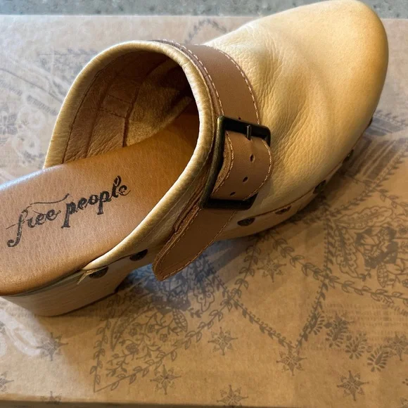 Free People NWT Leather Camel Clogs with Buckle - Picture 3 of 3